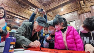 「和平國小開新運，媽祖神宮迓好春」(20250117):20250116天后宮海東書會揮毫19