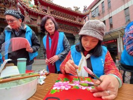 「和平國小開新運，媽祖神宮迓好春」(20250117):20250116天后宮海東書會揮毫6